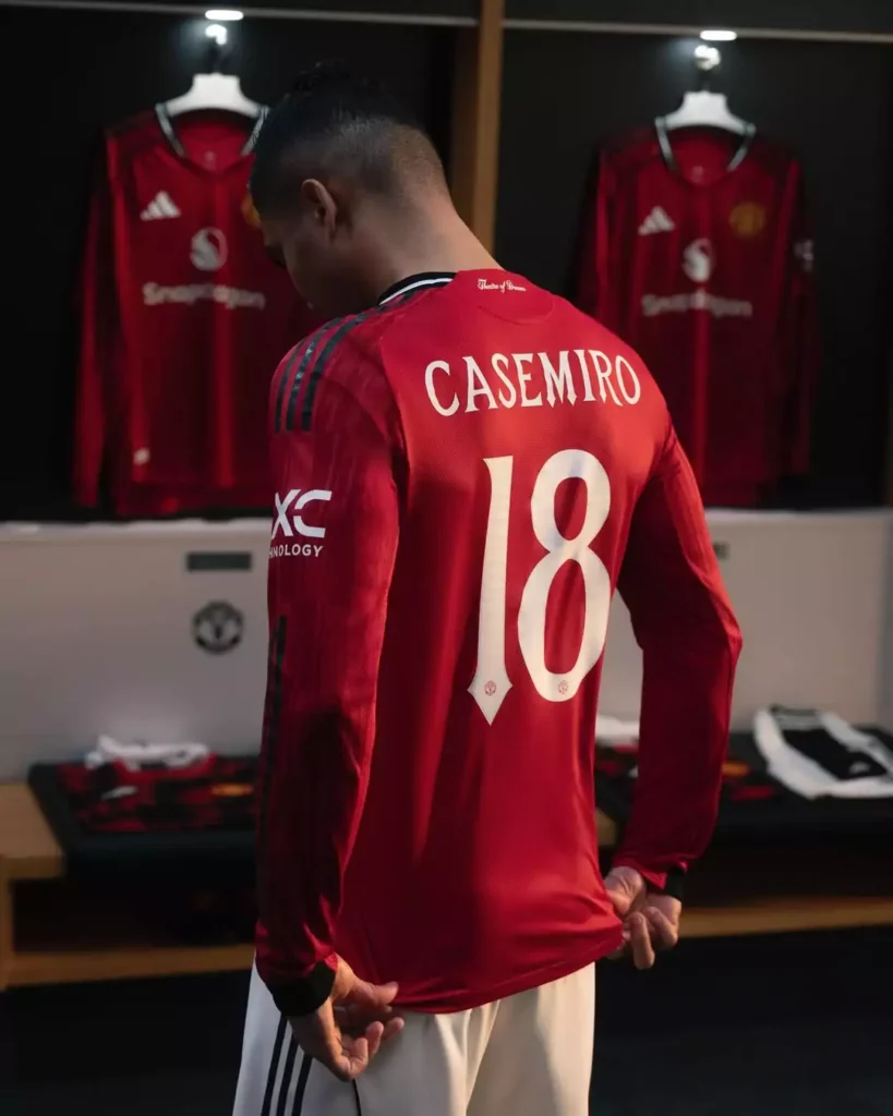 Camisa do Manchester United 2025-26 homenageia Old Trafford