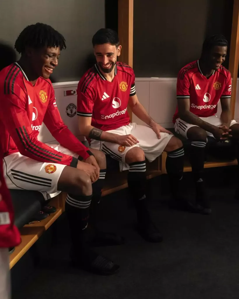 Camisa do Manchester United 2025-26 homenageia Old Trafford