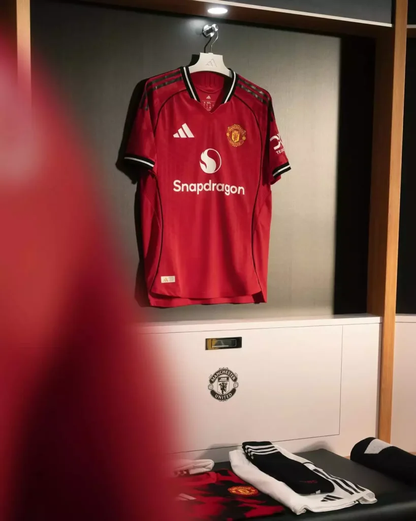 Camisa do Manchester United 2025-26 homenageia Old Trafford