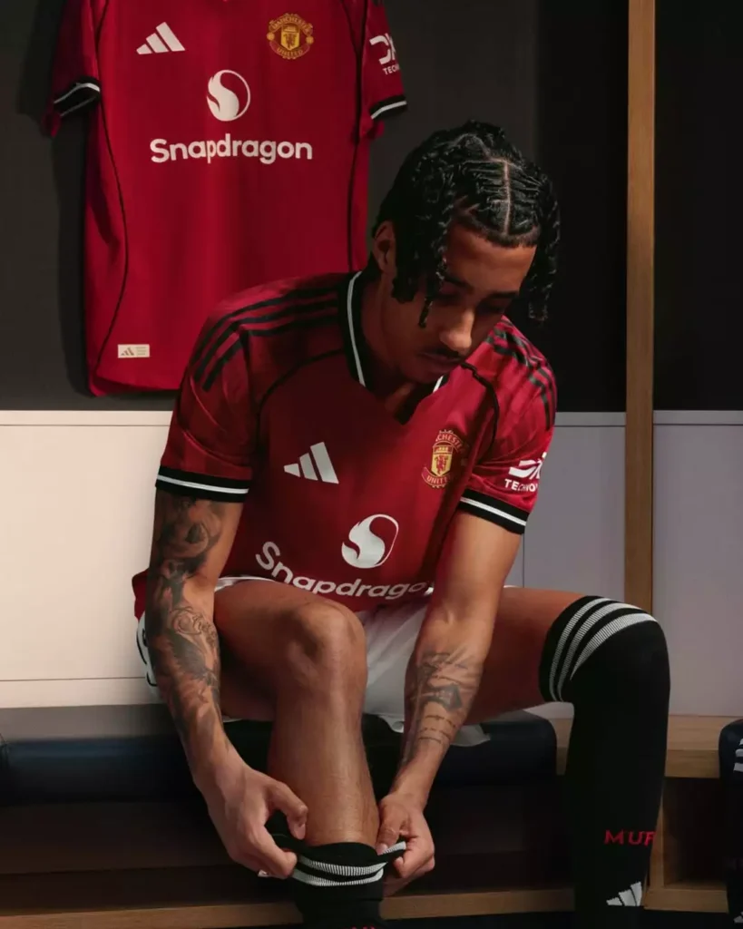 Camisa do Manchester United 2025-26 homenageia Old Trafford