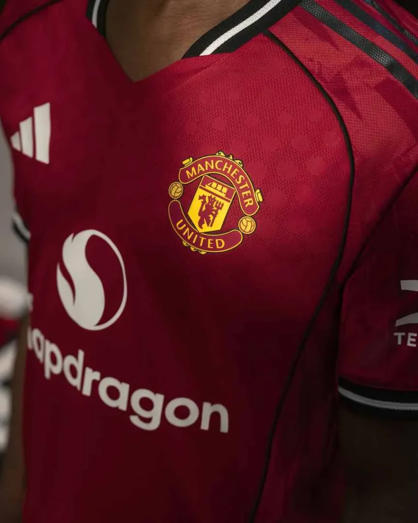 Camisa do Manchester United 2025-26 homenageia Old Trafford