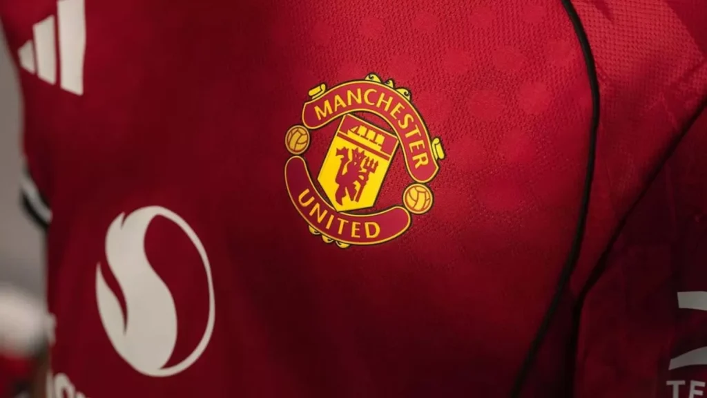 Camisa do Manchester United 2025-26 homenageia Old Trafford