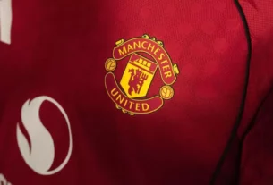 Camisa do Manchester United 2025-26 homenageia Old Trafford