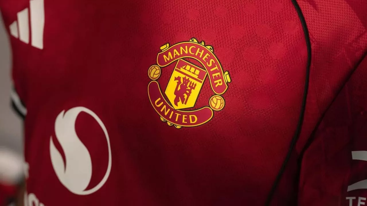 Camisa do Manchester United 2025-26 homenageia Old Trafford