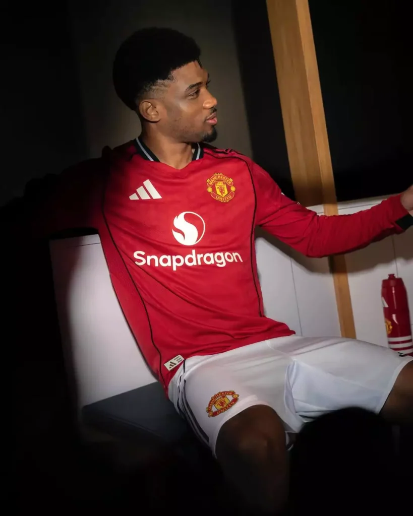 Camisa do Manchester United 2025-26 homenageia Old Trafford