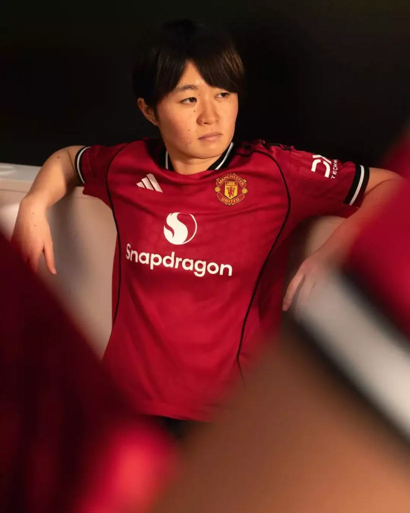 Camisa do Manchester United 2025-26 homenageia Old Trafford