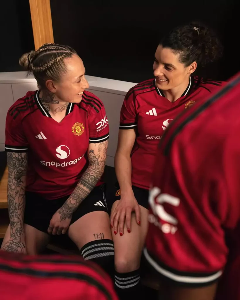 Camisa do Manchester United 2025-26 homenageia Old Trafford