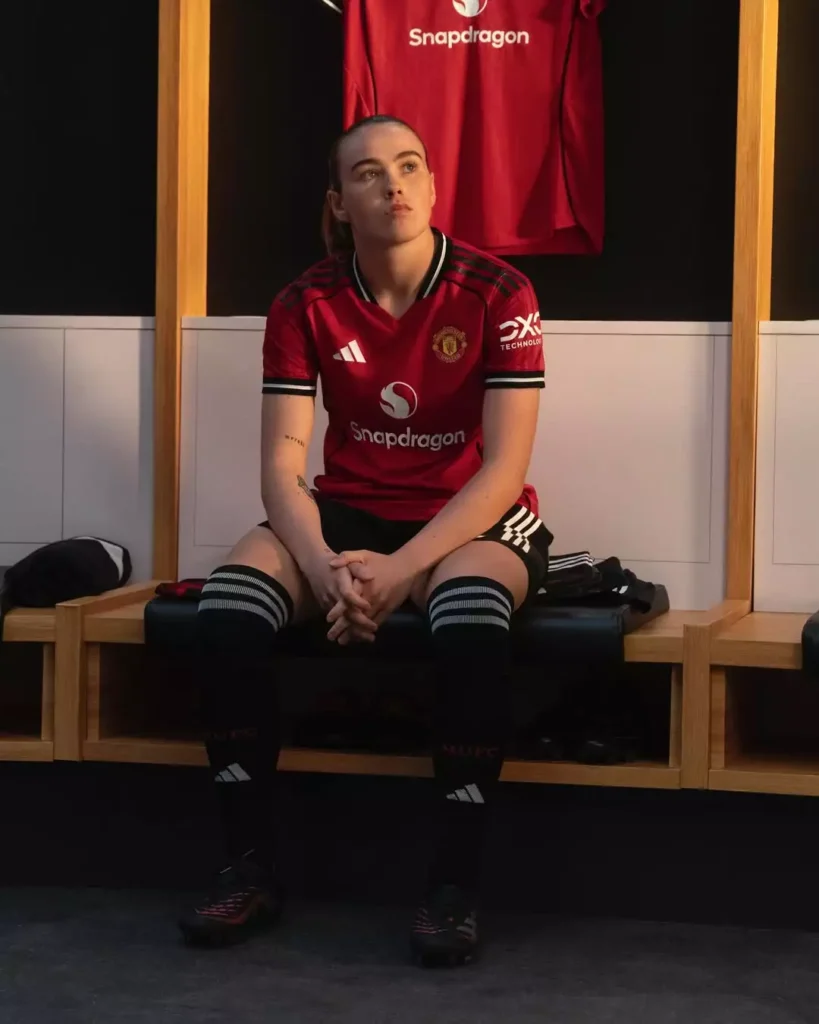 Camisa do Manchester United 2025-26 homenageia Old Trafford