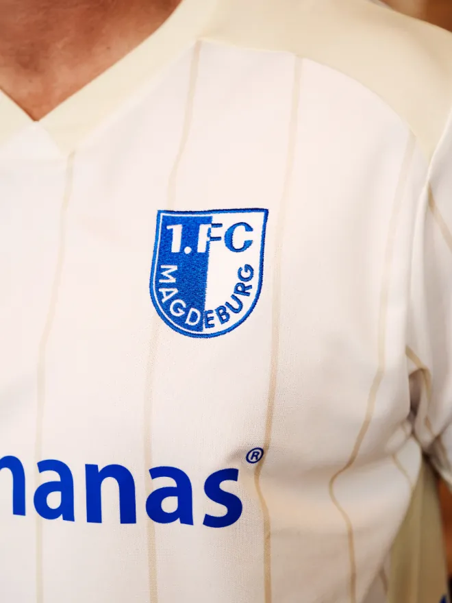 Camisa reserva do Magdeburg 25-26 homenageia o AMO Kulturhaus