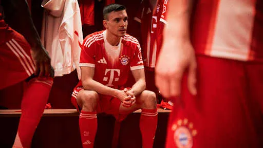 Camisa titular do Bayern de Munique 2025-2026 surpreende