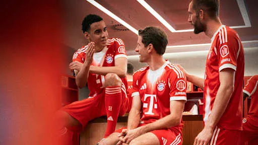 Camisa titular do Bayern de Munique 2025-2026 surpreende