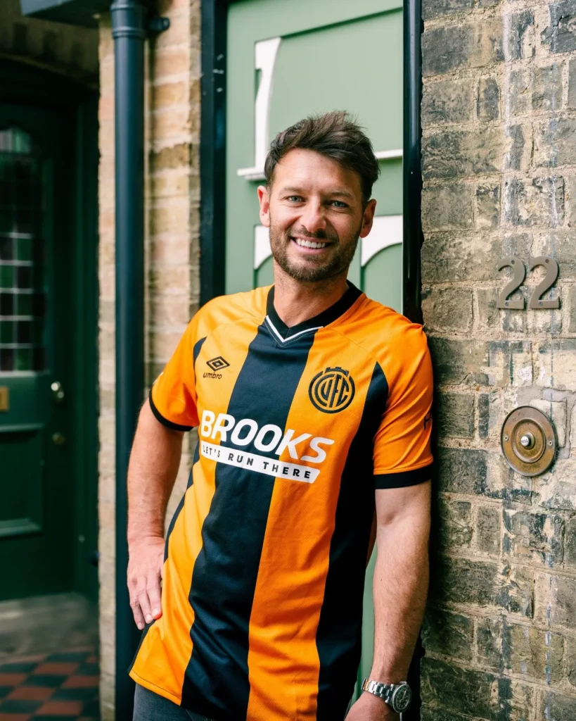 Camisa titular do Cambridge United 2025-2026 é revelada