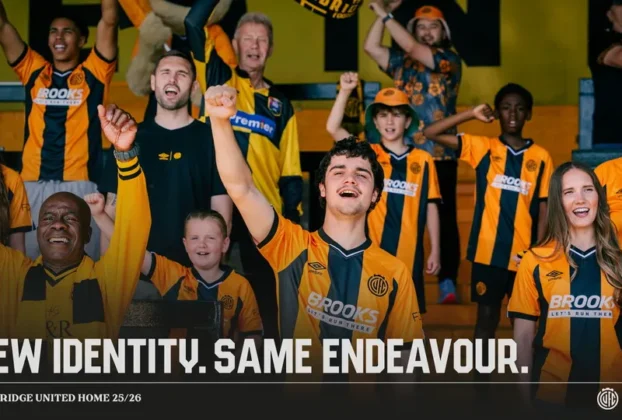 Camisa titular do Cambridge United 2025-2026 é revelada