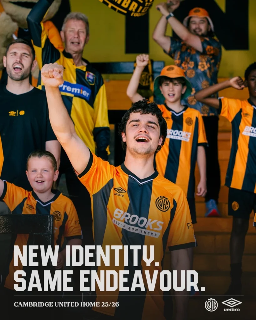 Camisa titular do Cambridge United 2025-2026 é revelada
