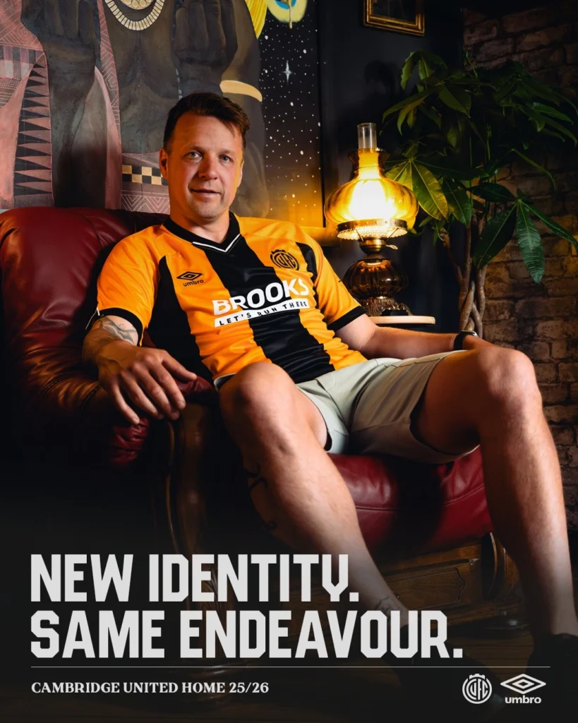 Camisa titular do Cambridge United 2025-2026 é revelada