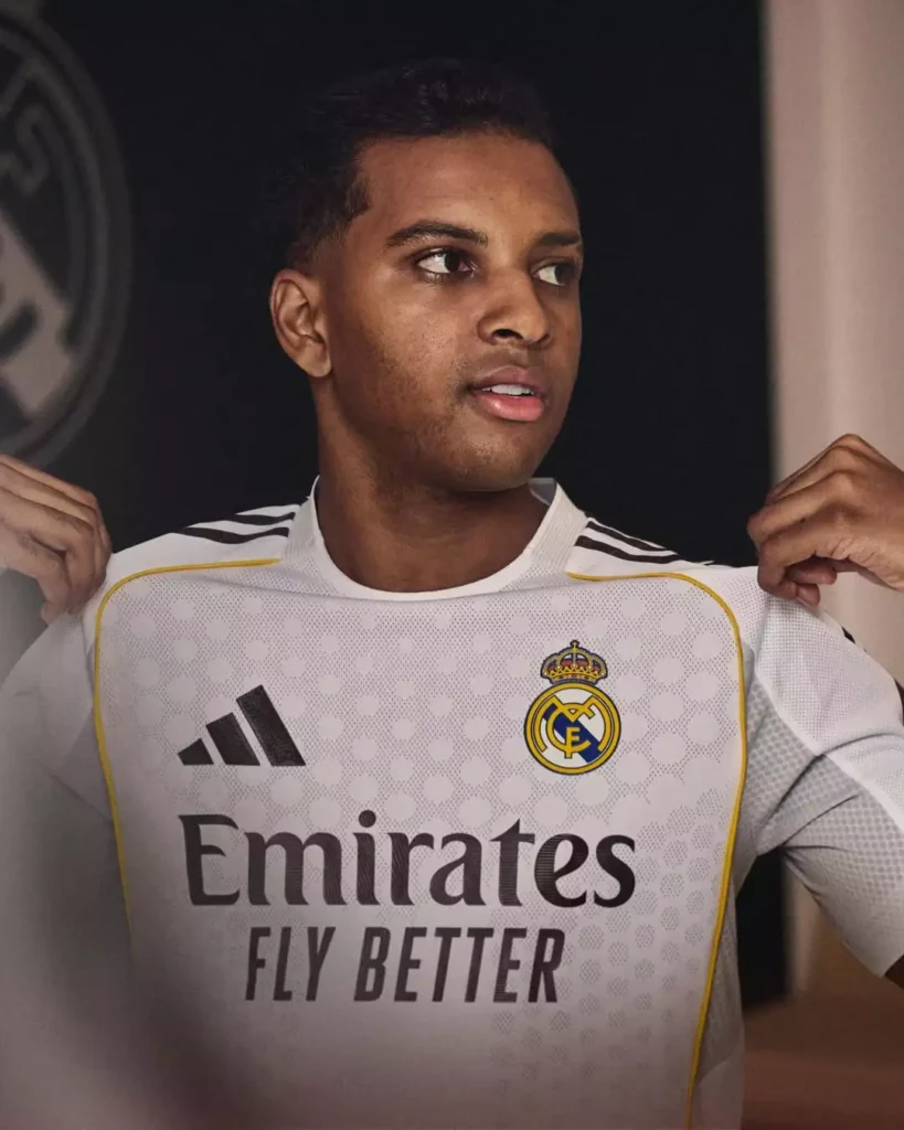 Camisa titular do Real Madrid 2025-2026 homenageia o Bernabéu