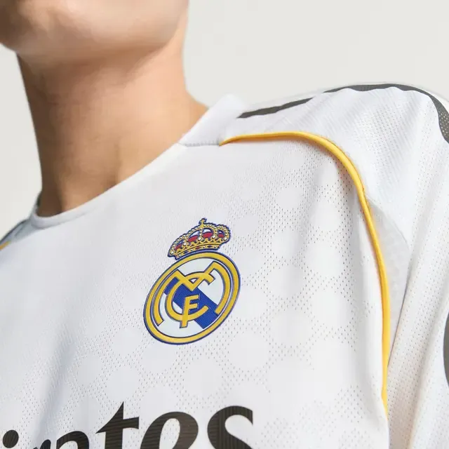 Camisa titular do Real Madrid 2025-2026 homenageia o Bernabéu