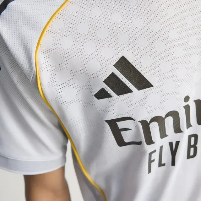 Camisa titular do Real Madrid 2025-2026 homenageia o Bernabéu