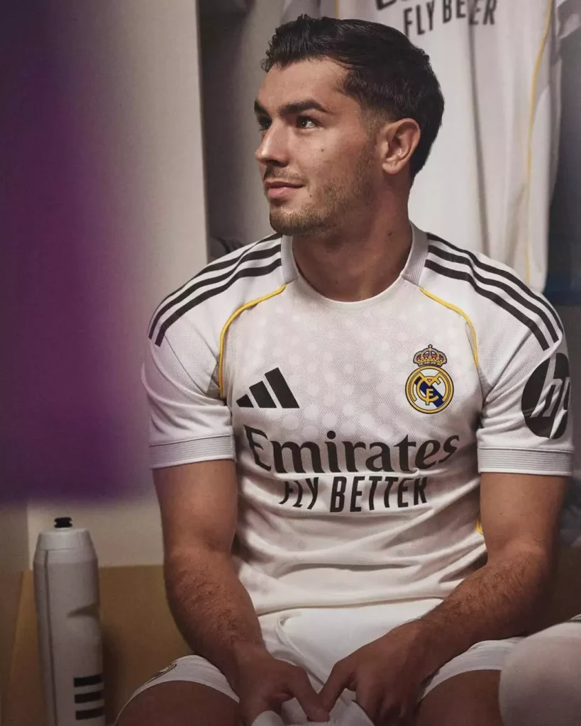 Camisa titular do Real Madrid 2025-2026 homenageia o Bernabéu