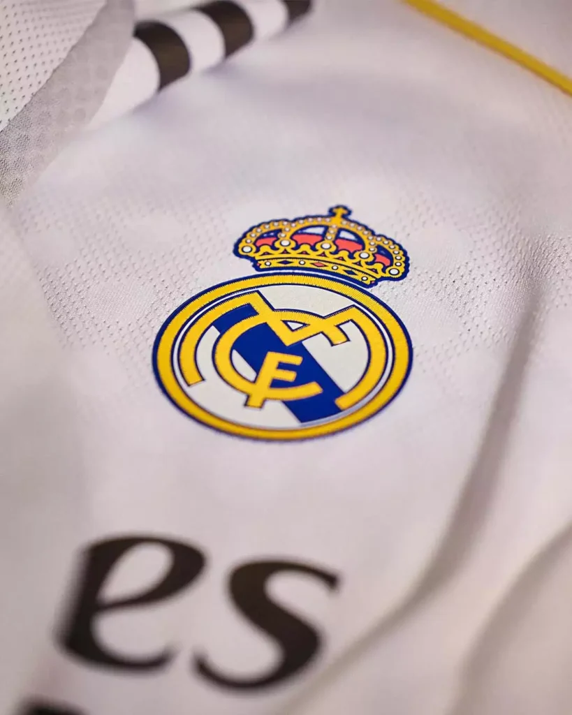 Camisa titular do Real Madrid 2025-2026 homenageia o Bernabéu