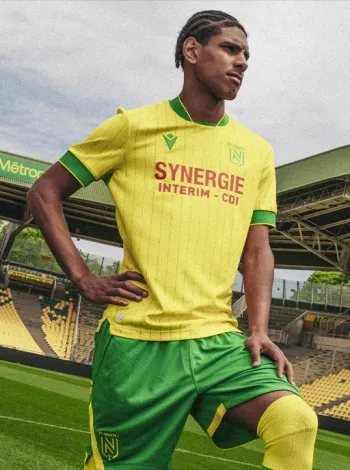Camisa titular do FC Nantes 2025-2026 tem design retrô e verde