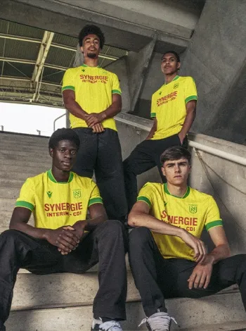 Camisa titular do FC Nantes 2025-2026 tem design retrô e verde