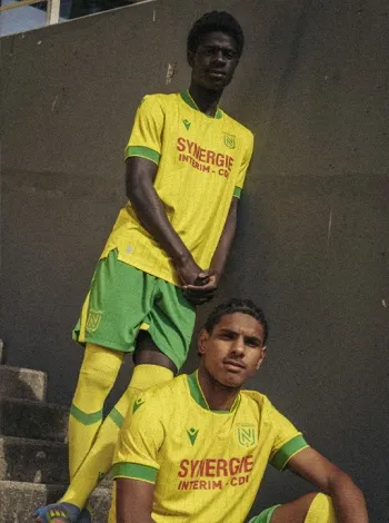 Camisa titular do FC Nantes 2025-2026 tem design retrô e verde