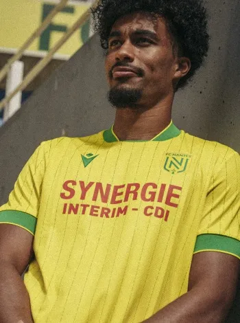 Camisa titular do FC Nantes 2025-2026 tem design retrô e verde