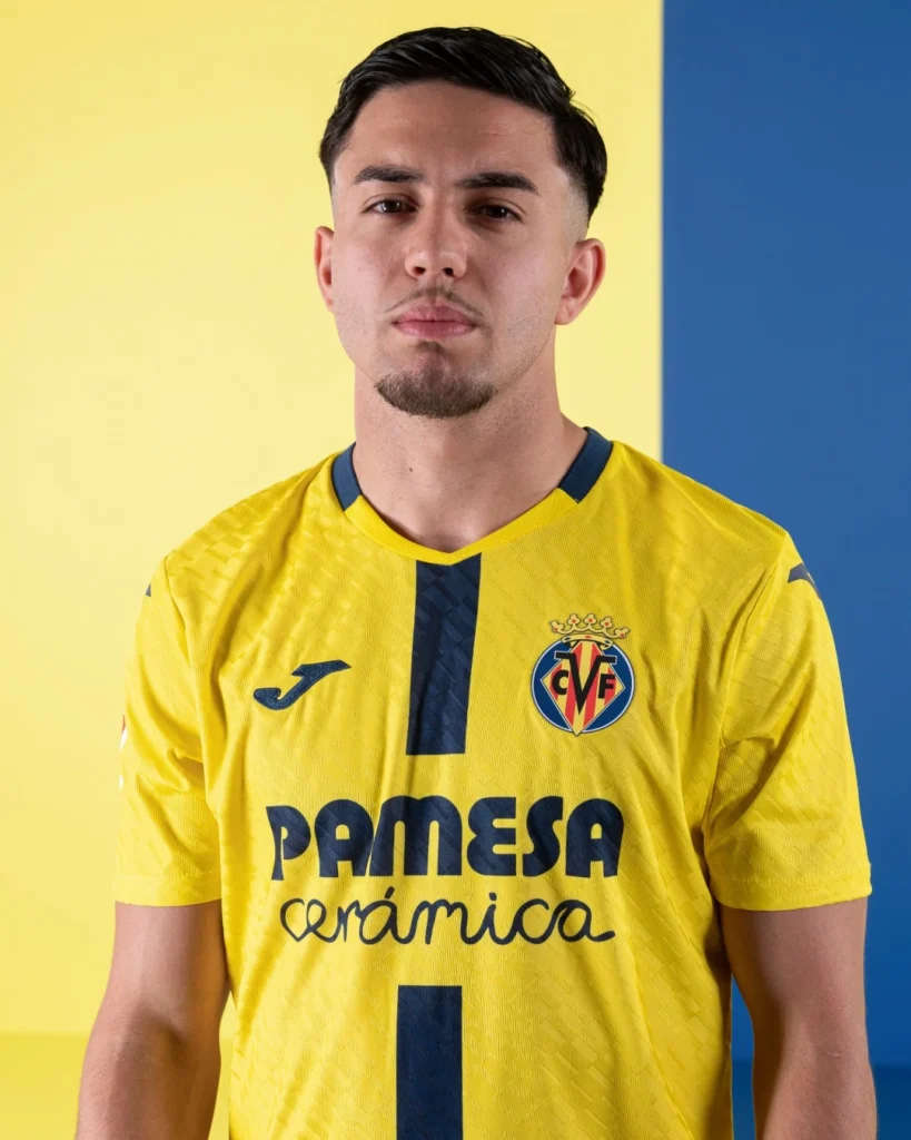Camisa titular do Villarreal 2025-26 traz faixa azul-marinho