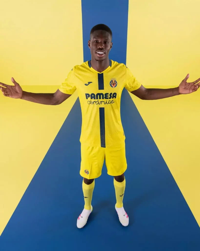 Camisa titular do Villarreal 2025-26 traz faixa azul-marinho