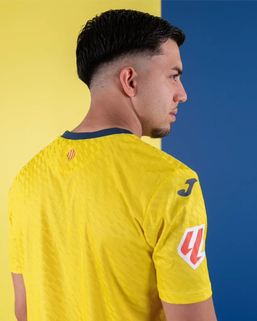 Camisa titular do Villarreal 2025-26 traz faixa azul-marinho