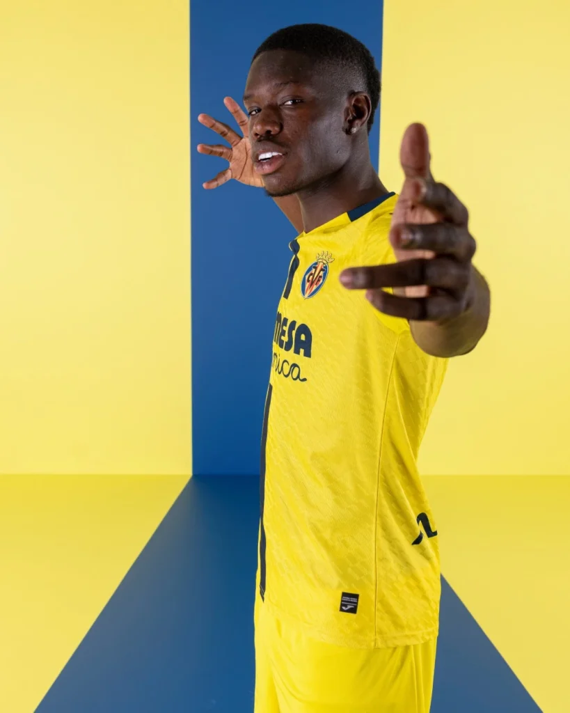 Camisa titular do Villarreal 2025-26 traz faixa azul-marinho