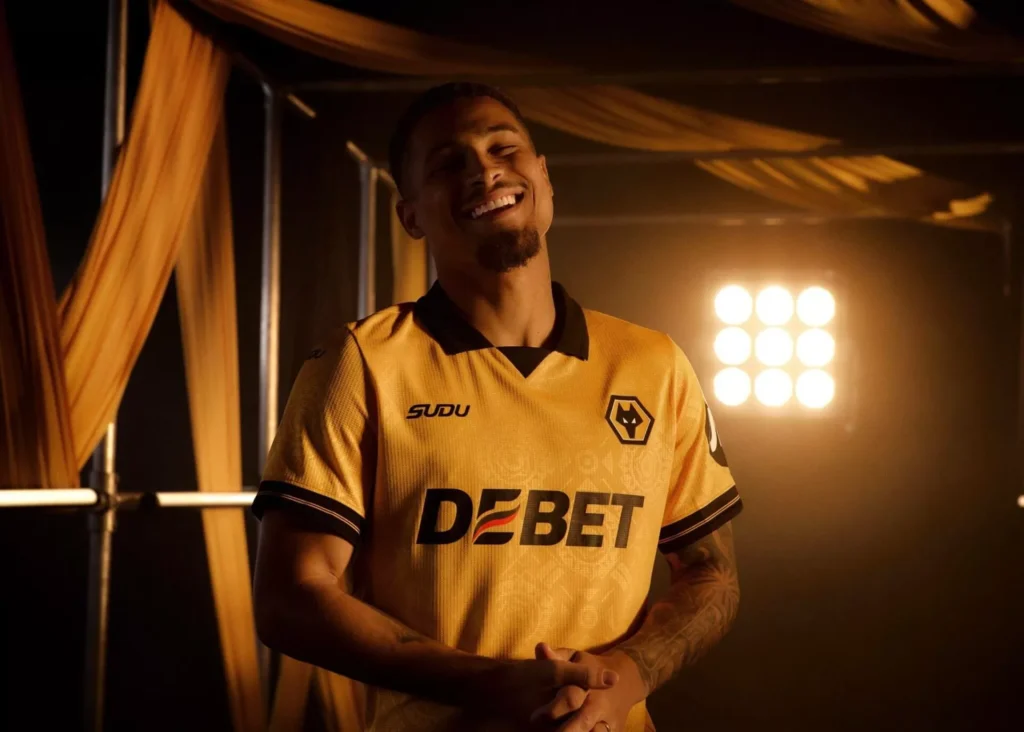 Nova camisa titular do Wolverhampton 2025-2026 homenageia os anos 70