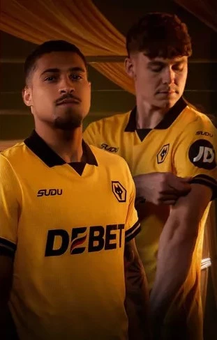 Nova camisa titular do Wolverhampton 2025-2026 homenageia os anos 70