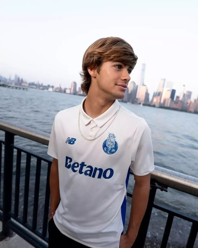 Terceira camisa do FC Porto 2025-2026 com brilho de diamantes