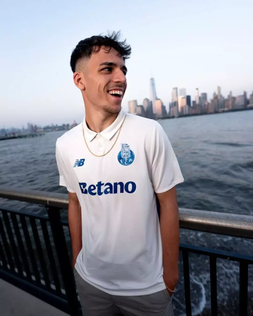 Terceira camisa do FC Porto 2025-2026 com brilho de diamantes