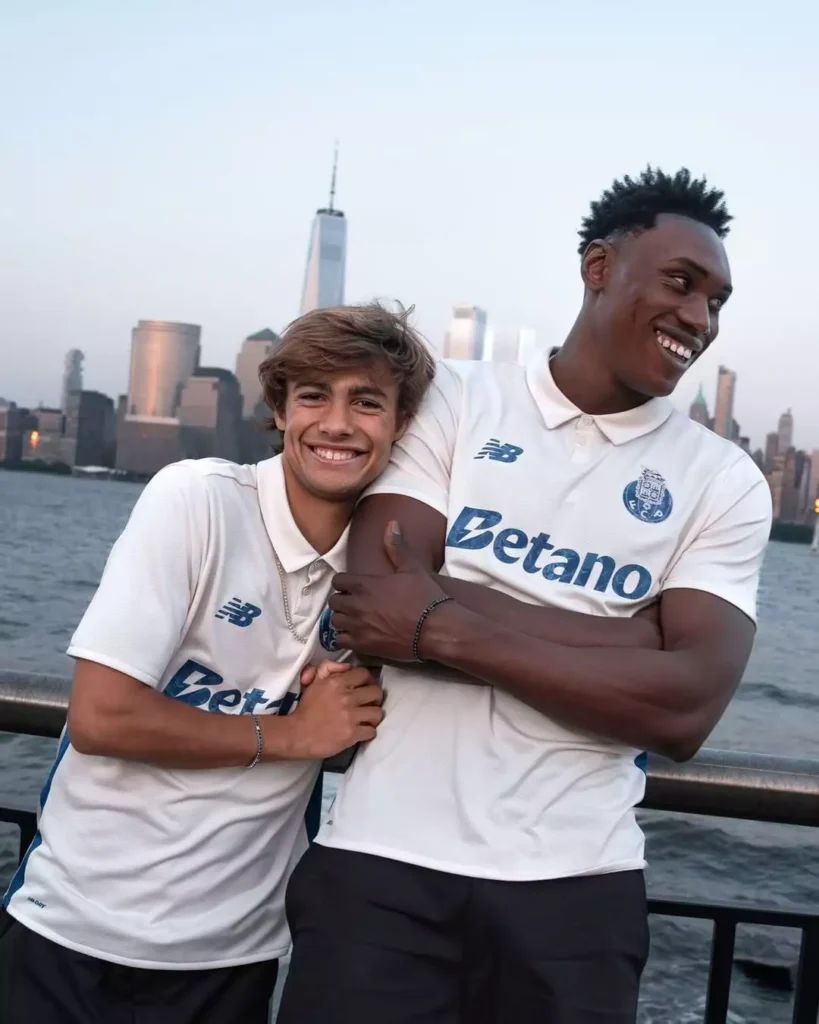 Terceira camisa do FC Porto 2025-2026 com brilho de diamantes