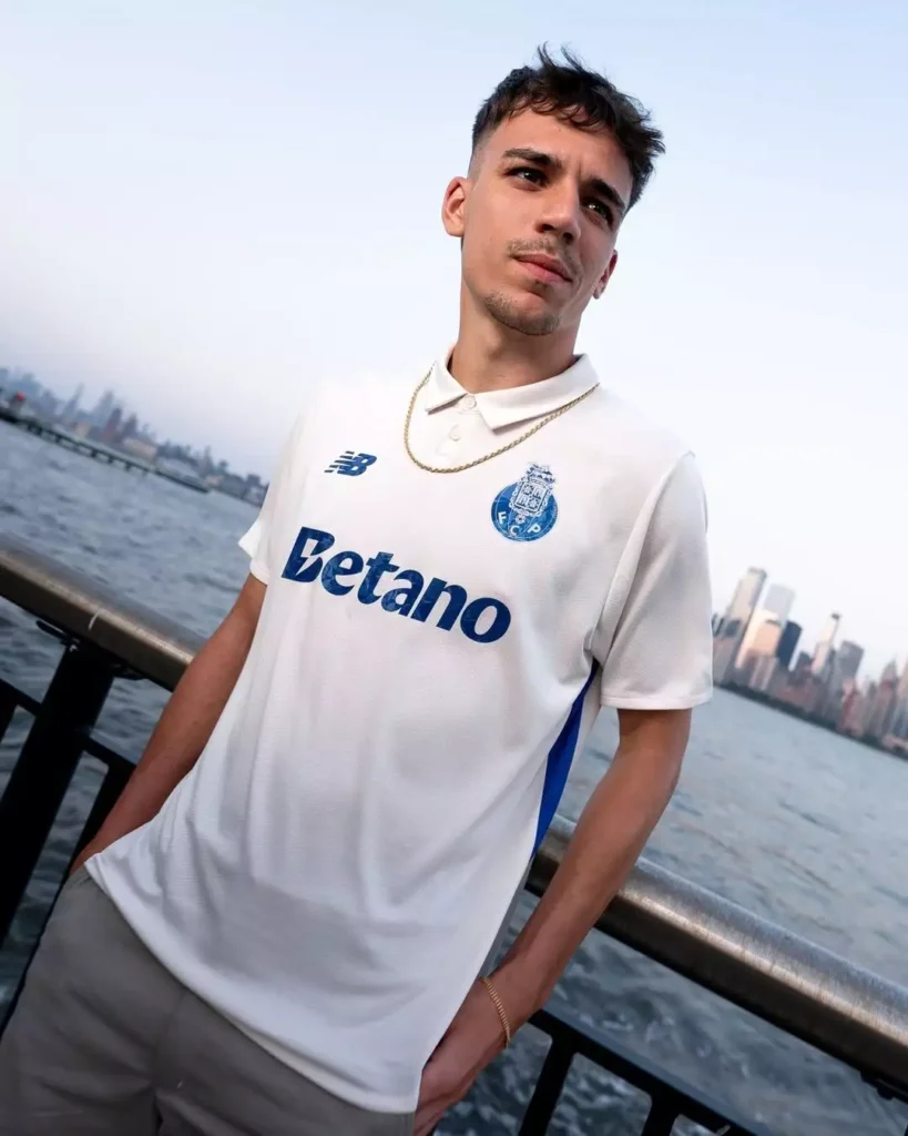Terceira camisa do FC Porto 2025-2026 com brilho de diamantes