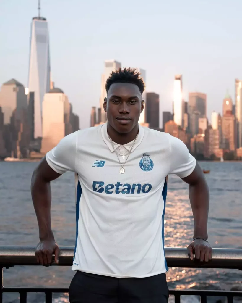 Terceira camisa do FC Porto 2025-2026 com brilho de diamantes