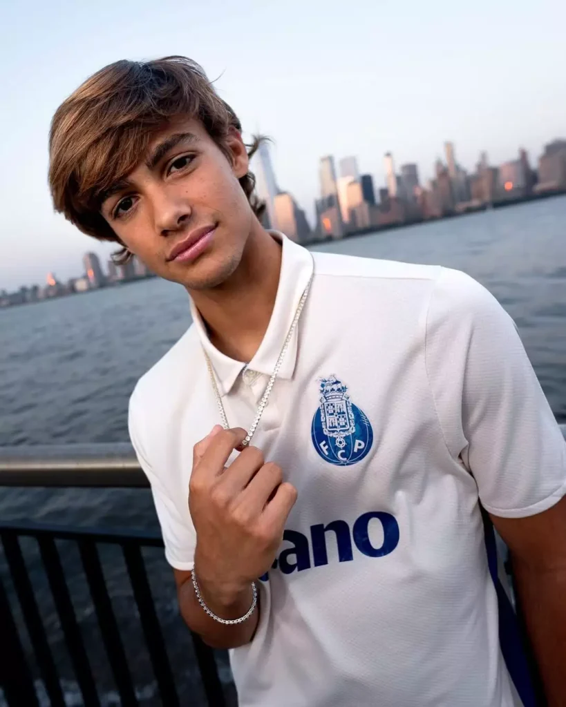 Terceira camisa do FC Porto 2025-2026 com brilho de diamantes